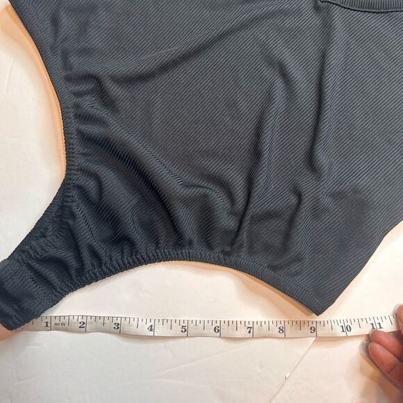 NWT PrettyLittleThing Plus Black Ribbed Plunge Short Sleeve Bodysuit Size 12 - Picture 9 of 15